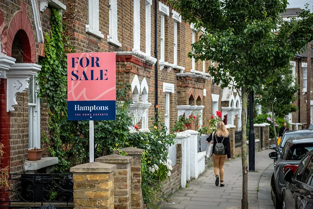 House prices flat over the past year, says Land Registry